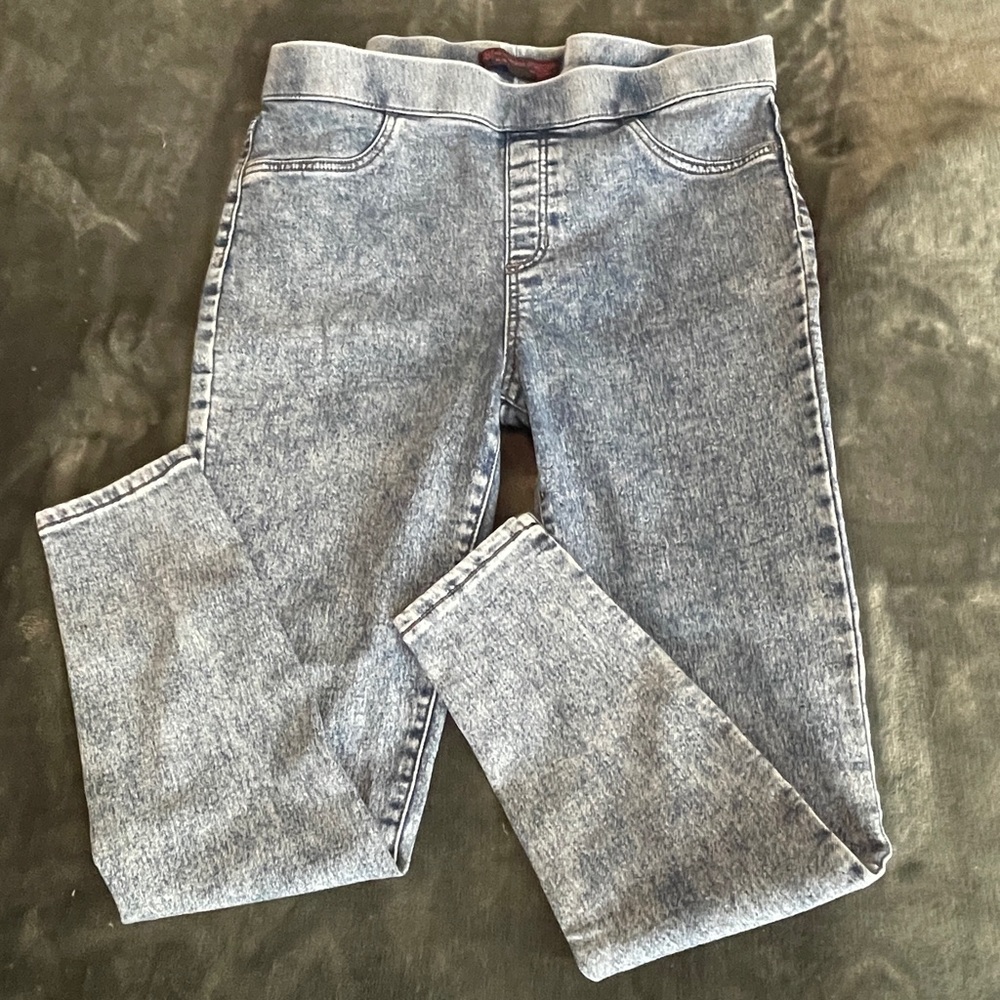 Women's comfortable pull on Jeans. 

Gently used
EUC
32” waist
27” length